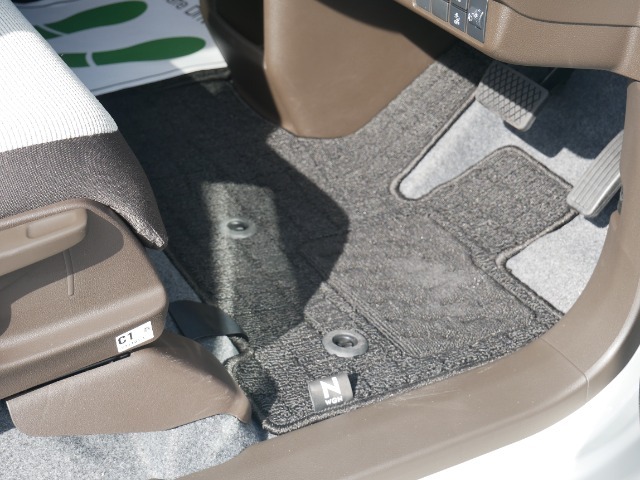 【カーペットタイプのフロアマット】車内の汚れを防止し、厚みがある為乗り心地向上にも一役買ってくれます。