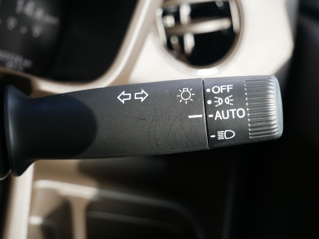 【オートライト】車外の明るさに応じて、自動的にライトの点灯・消灯をしてくれます。トンネルが続くような道でも、スイッチを操作する必要がありません。消し忘れの心配もありません。
