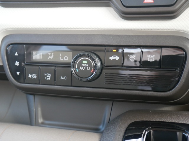 【オートエアコン】オートエアコンで快適な車内！温度や風量を自動調整し、理想の車内環境を保ちます。煩わしさのない快適なドライブを楽しみましょう。