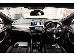 ドライバーに向かってレイアウトされた機能的なセンターコンソールやコントロール類がもたらす高い操作性。常に、運転に集中できるレイアウトです。