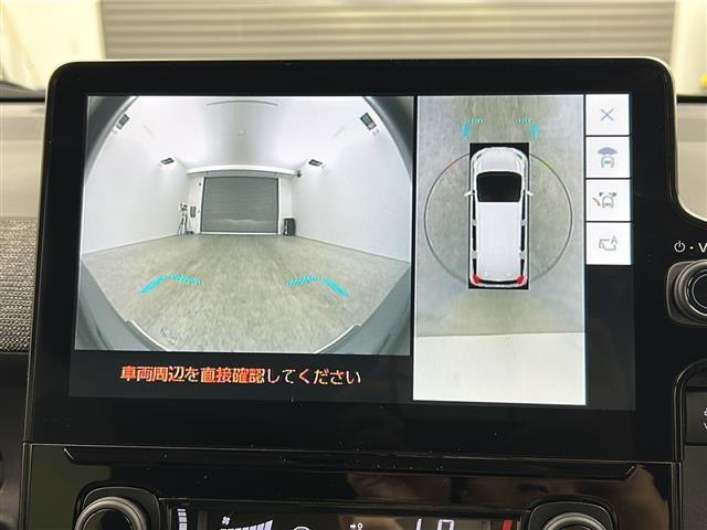 【パノラミックビューモニター】クルマを真上から見下ろした視点で駐車をサポートします！クルマの斜め後ろや真横など、いち早く障害物に気が付くことができます。