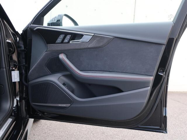 燃料一滴一滴をパワーへと昇華させるAudi独自のFSI（直噴システム）により、燃料を無駄なく燃焼。
