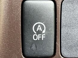 【アイドリングストップ】赤信号や渋滞で停車した際にエンジンを停止し、無駄な燃料の消費を抑えます。燃費向上や環境保護につなげる機能♪エンジンはブレーキを離せば再始動します。