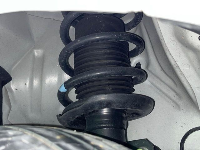 お車を安心してお乗りいただく為には、足回りの定期点検が欠かせません。サービスサポート（有償保証）では無料点検もご提供しており、安心のカーライフをお過ごしいただけるサポート体制が整っています。