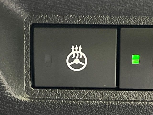 【ステアリングヒーター】冬場に冷たくなりやすい革巻きステアリングを、スイッチ一つで素早く適温に！エアコンよりも早く温まってくれるので、寒い日の運転も快適になりますね♪