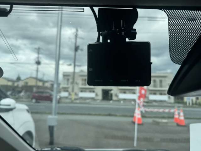 【ドライブレコーダー】時間に合わせた情報をしっかりと録画録音いたします。運転に際してのトラブルや事故などの映像もしっかりと録音録画いたします。