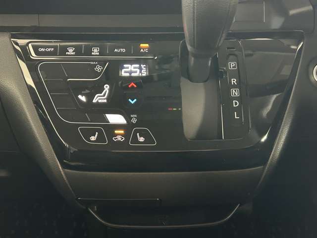 「オートエアコン」車内の温度を感知して、自動で温度調整をしてくれます