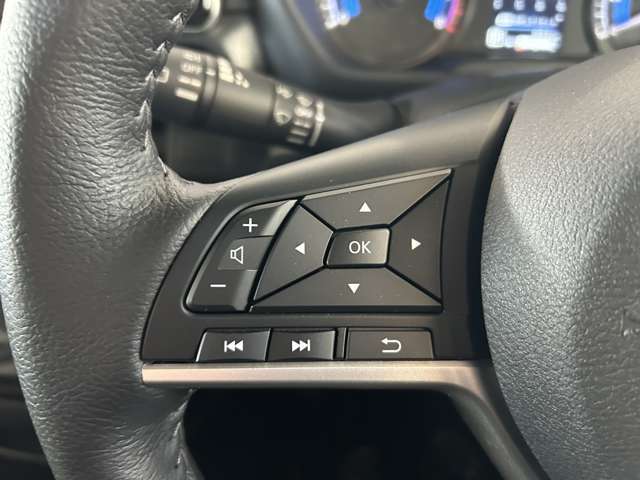 オーディオの操作、音量調節が手元で出来るため便利です！