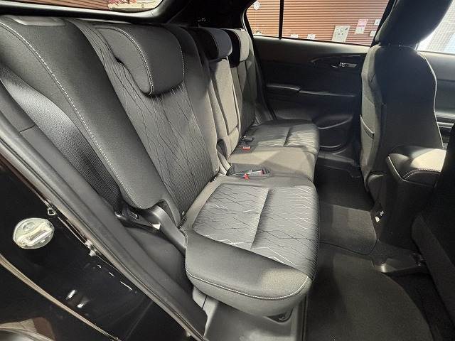 セカンドシートは大人二人が乗っても十分なスペースが確保されております。各種「室内除菌抗菌コーティング」「室内クリーニング」も取り揃えておりますよ。