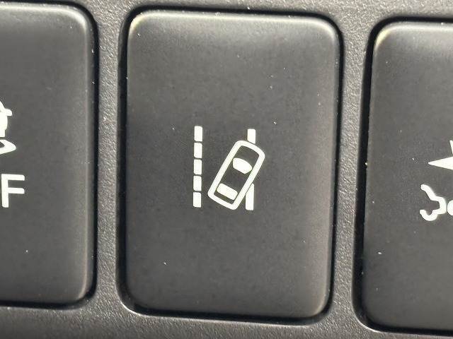 【レーンキープ】走行車線の逸脱を教えてくれる機能。走行時に、クルマが車線から外れていることをカメラが検知すると、ステアリングを微振動させてドライバーに警告します。