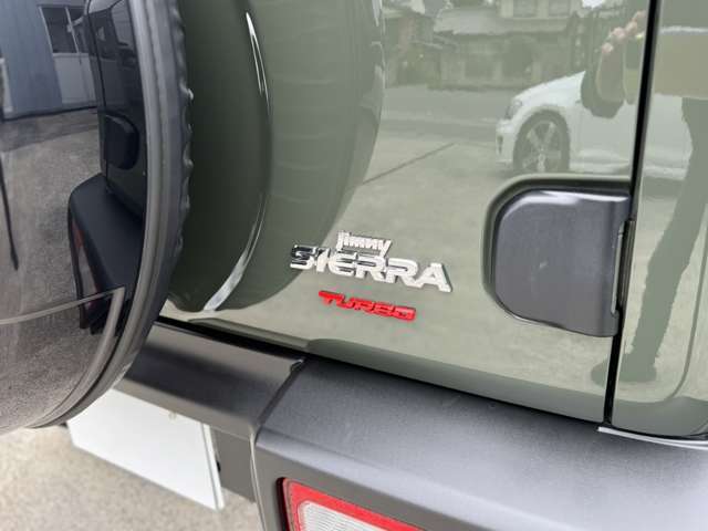 スポーティな赤文字で「TURBO」後続車が「え？」ってなるかもしれませんね。笑