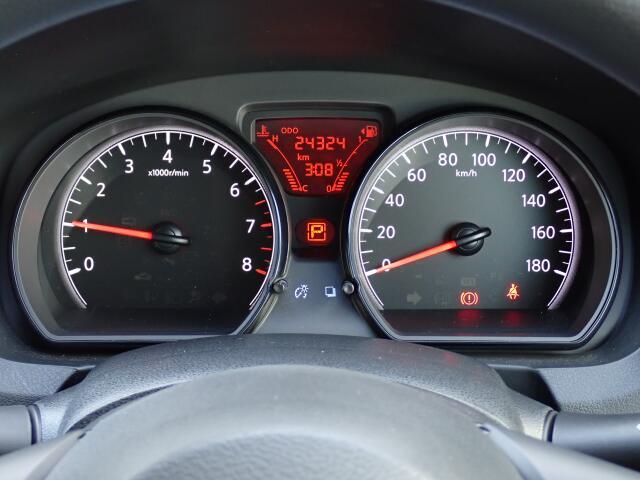 視認性の良い計器パネルです。一目で欲しい情報を認識できますね。