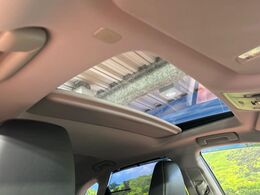 【サンルーフ】開放感たっぷりの希少装備、サンルーフが装着されています！車内に明かりを取り入れたり景色を楽しむ以外にも、車内の空気も簡単に換気できて快適です！