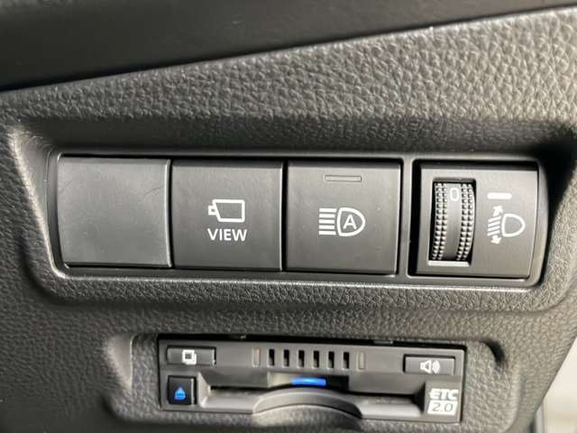 【ETC】有料道路を利用する際に料金所で停止することなく通過できる、ETC車載器（ノンストップ自動料金収受システム機器）が装備されています。セットアップを行うことで利用可能になります。