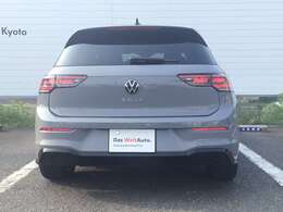 後席には、陽射しを抑えるとともにプライバシーの保護、室内の快適さや安心感を高めるUVカット機能付の“ダークティンテッドガラス”を採用しています。