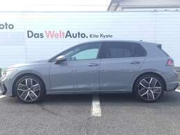 リヤビューカメラや、リヤトラフィックアラートで後退時における危険を警告音などで安全確認をサポートいたします。