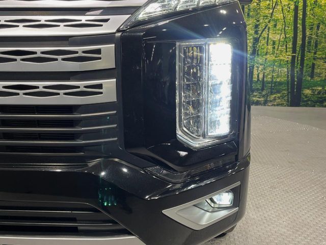 【LEDヘッドライト】悪天候や夜間走行時も良好な視界を確保し安心して運転できる高輝度LEDヘッドライトを装備！点灯速度が早く、消費電力も抑えられています。