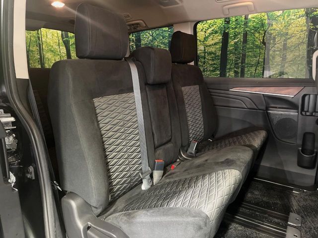 後部座席も気になるようなキズ・汚れやへたり等、大きなダメージはなく、良好な状態です。