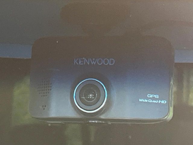 【ドライブレコーダー】安心・安全なカーライフに必須のドライブレコーダーを装備！走行中はもちろん、あおり運転や事故に遭遇した際の状況も映像で記録し、万一のリスクに備えます。