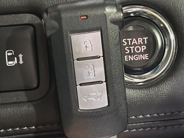 【オペレーションキー】カバンやポケットに入れたままでもドアの施錠・解錠が可能なスマートキーを装備。エンジンのオン・オフ時もカギを取り出す必要が無いからとっても便利です♪