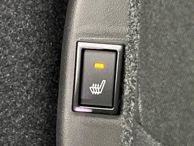【シートヒーター】寒い日に重宝するシートヒーター！エアコンより早く温まってくれるので寒がりの人も安心ですね♪エアコンの温風は乾燥するから苦手、という方にもをおすすめです。