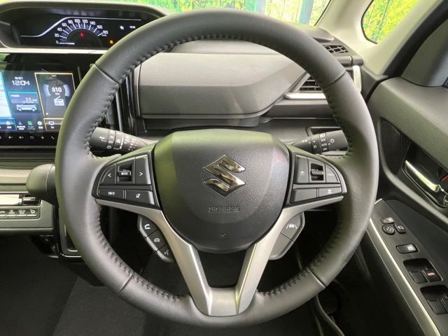 【純正革巻きステアリング】上質な革を使用することで、手にしっかり馴染みとても運転しやすいハンドルです♪