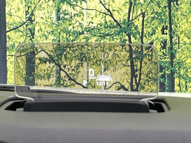 【ヘッドアップディスプレイ】現在の速度や走行情報をデジタル表示で運転席前方のガラスに投影！運転中、目線をずらさず必要な情報を確認できるのでとっても便利で安心！