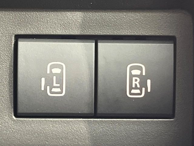【両側パワースライドドア】スマートキーや運転席のスイッチで後席両側スライドドアの開閉が可能♪電動だから力を入れてドアを開ける必要が無く、小さなお子様でも簡単に開け閉めでき快適です♪