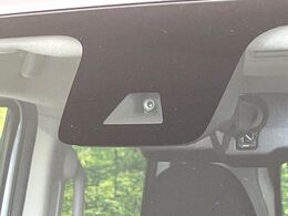 【三菱e-Assist】走行中に前方の車両等を認識し、衝突しそうな時は警報とブレーキで衝突回避と被害軽減をアシスト。より安全にドライブをお楽しみいただけます。