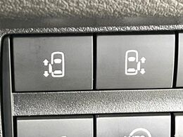 【両側パワースライドドア】スマートキーや運転席のスイッチで後席両側スライドドアの開閉が可能♪電動だから力を入れてドアを開ける必要が無く、小さなお子様でも簡単に開け閉めでき快適です♪