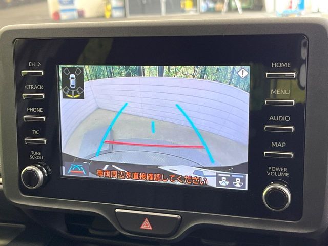 【バックカメラ】駐車時に後方がリアルタイム映像で確認できます。大型商業施設や立体駐車場での駐車時や、夜間のバック時に大活躍！運転スキルに関わらず、今や必須となった装備のひとつです！
