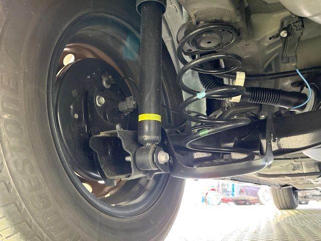 お車を安心してお乗りいただく為には、足回りの定期点検が欠かせません。サービスサポート（有償保証）では無料点検もご提供しており、安心のカーライフをお過ごしいただけるサポート体制が整っています。