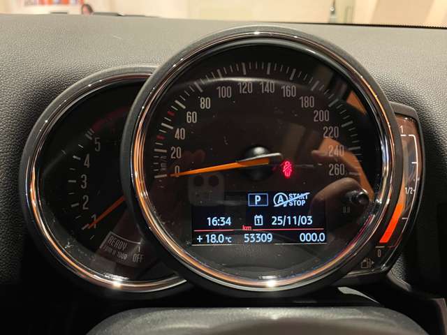 マットブラックにホワイトのLIBERALAのロゴの建物と看板が目印です。