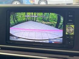【バックカメラ】駐車時に後方がリアルタイム映像で確認できます。大型商業施設や立体駐車場での駐車時や、夜間のバック時に大活躍！運転スキルに関わらず、今や必須となった装備のひとつです！