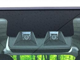 【スマートアシスト】走行中に前方の車両等を認識し、衝突しそうな時は警報とブレーキで衝突回避と被害軽減をアシスト。より安全にドライブをお楽しみいただけます。