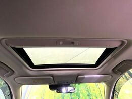 【サンルーフ】開放感たっぷりの希少装備、サンルーフが装着されています！車内に明かりを取り入れたり景色を楽しむ以外にも、車内の空気も簡単に換気できて快適です！