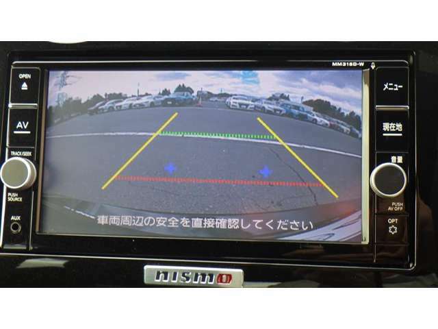 バックガイドモニター付き。車両後方の映像をナビ画面に表示し、駐車などの後退操作をサポートします。