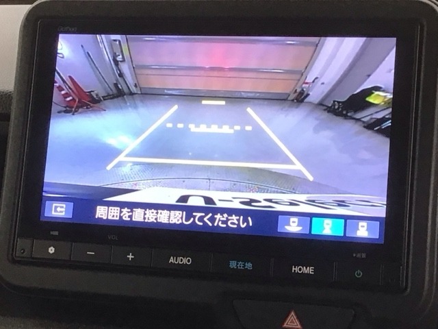 リバースギアに入れるだけで後方の表示へ切り替わります。夜間や雨の日の駐車も楽になりますよ。