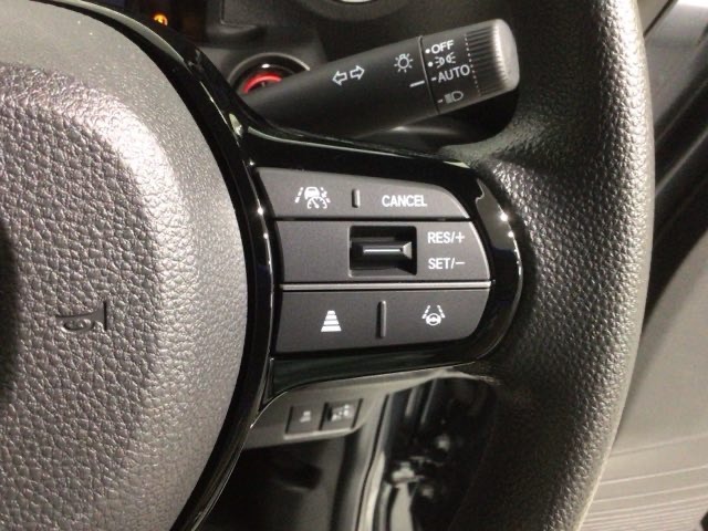 クルーズコントロールを装備しています。高速道路などで一定の速度で走ってくれるので運転が楽ですよ！速度を設定できますので、スピードの出しすぎにも注意できます。