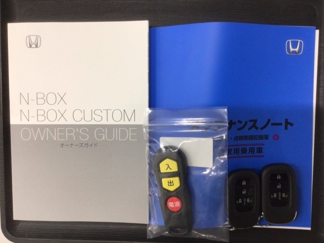 スマートキーは鍵をバッグに入れたままでもドアロックの開閉やエンジンのON・OFFができます。夜間や雨の日も鍵を探さなくて良いので便利です。