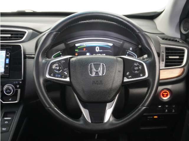 【Honda SENSING】 カメラ等装置で精度の高い検知能力を発揮、安全運転を支援します。ステアリング上のコントローラーに注目！