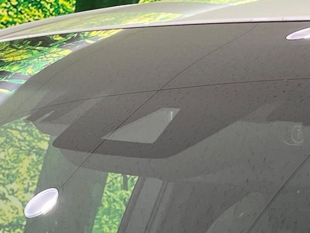 【トヨタセーフティセンス】走行中に前方の車両等を認識し、衝突しそうな時は警報とブレーキで衝突回避と被害軽減をアシスト。より安全にドライブをお楽しみいただけます。