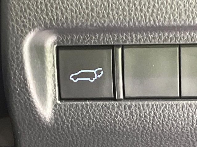 【パワーバックドア】スマートキーや運転席のボタンを押すだけでリアゲートが自動で開閉します！荷物を持っている時や、高い位置にあるバックドアを閉める際に便利な機能です♪