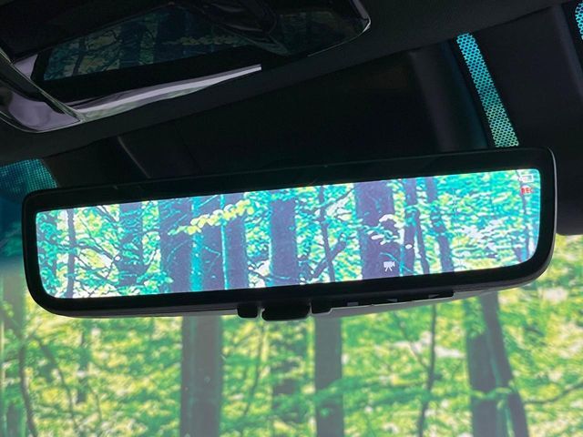 【デジタルインナーミラー】後席の大きな荷物や同乗者で後方が確認しづらい時でも安心！カメラが撮影した車両後方の映像をルームミラー内に表示。クリアな視界で状況の確認が可能です！