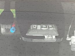 【トヨタセーフティセンス】走行中に前方の車両等を認識し、衝突しそうな時は警報とブレーキで衝突回避と被害軽減をアシスト。より安全にドライブをお楽しみいただけます。