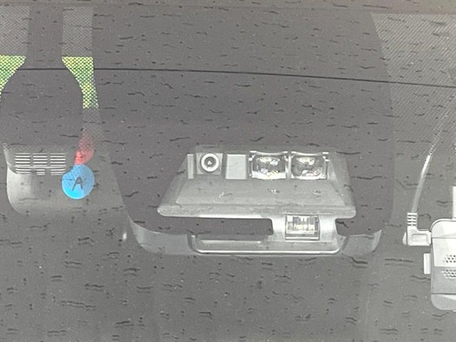 【トヨタセーフティセンス】走行中に前方の車両等を認識し、衝突しそうな時は警報とブレーキで衝突回避と被害軽減をアシスト。より安全にドライブをお楽しみいただけます。
