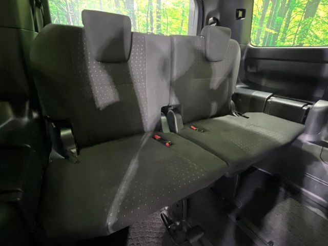 3列目シートはもちろん状態良好☆大人でもゆったりと座って頂けますので、大人数でのお出かけもラクラクです♪ご家族で、気の知れた仲間で、ドライブに行くのが楽しみですね♪