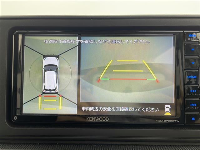 【パノラマモニター】クルマを真上から見下ろした視点で駐車をサポートします！死角からの障害物にいち早く気が付くことができます。