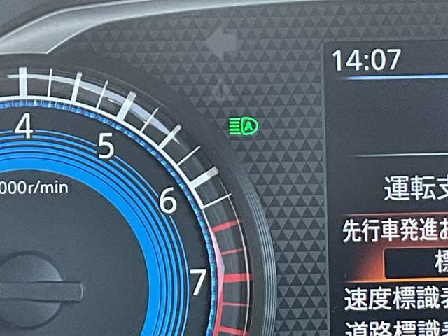 対向車や周囲の状況を判断してハイビーム/ロービームを自動で切り替えます。積極的にハイビームを使い、夜間でも安心して走行できます。