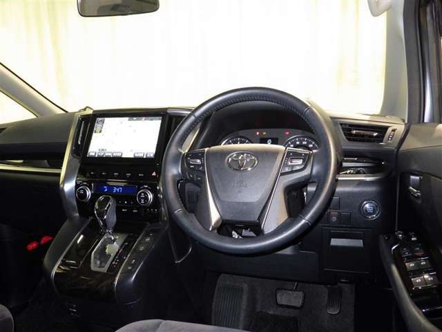 運転の際、常に目にする部分だけにシックで飽きのこないデザインが良いですね。